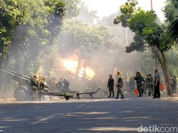 17 Dentuman Meriam Warnai Upacara Detik-detik Proklamasi di Grahadi Surabaya