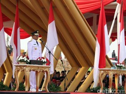 Anies Koreksi Komandan Upacara yang Salah Ucap Usia HUT RI