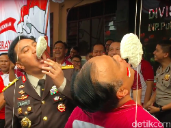 Kala 2 Jenderal Polisi Lomba Makan Kerupuk