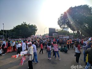 Rasakan Suasana Upacara HUT Ke-74 RI, Warga Datangi Seberang Istana