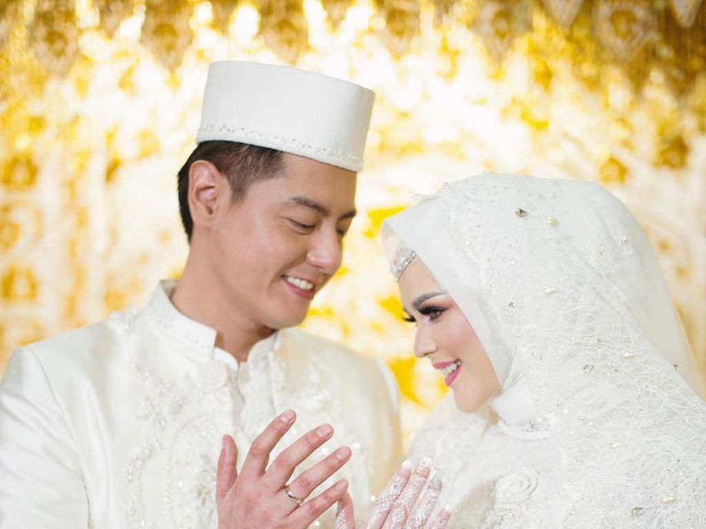 Doa dari Sahabat dan Keluarga untuk Cut Meyriska dan Roger Danuarta Doa dari Sahabat dan Keluarga untuk Cut Meyriska dan Roger Danuarta