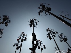 Tentang Panjat Pinang, Lomba Tradisional yang Viral Saat 17 Agustus