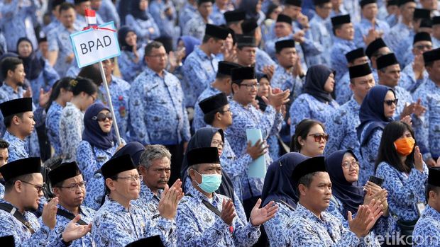 Ribuan PNS DKI Jakarta ikuti upacara HUT ke-74 RI di Pulau D Reklamasi. Sebanyak 75 bus disiapkan untuk mengangkut para pegawai tersebut.