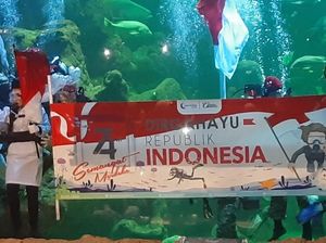 Cerita Aaliyah Massaid Jadi Pengibar Bendera di Dalam Air