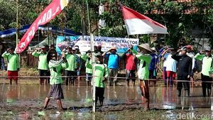 Para Petani di Banyuwangi Gelar Upacara HUT ke-74 RI