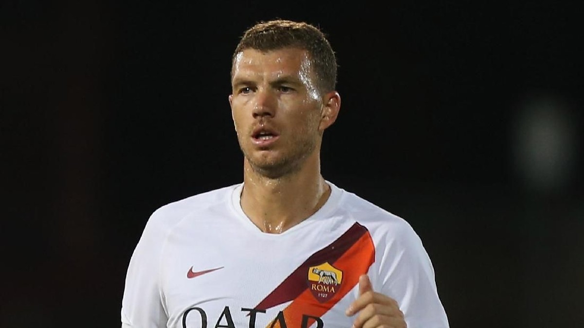 AS Roma membantah akan melepas Edin Dzeko (Foto: Paolo Bruno/Getty Images)