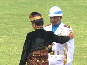 Jokowi Salami Komandan Upacara dan Warga Usai Upacara Detik-detik Proklamasi