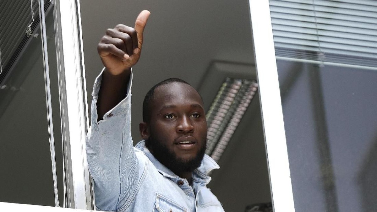 Romelu Lukaku mengkritik cara MU menangani rumor-rumor transfernya. (Foto: AP Photo / Luca Bruno)