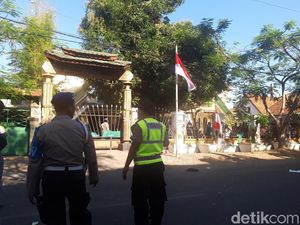 Usai Asrama Ditembak Gas Air Mata, Mahasiswa Papua Menyerah Usai Asrama Ditembak Gas Air Mata, Mahasiswa Papua Menyerah
