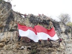Ekstrem! Pemanjat Kibarkan Merah-Putih Raksasa di Tebing 48 Citatah