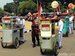 HUT RI di Sukabumi, 5.000 Mangkuk Bubur Ludes Diserbu Warga
