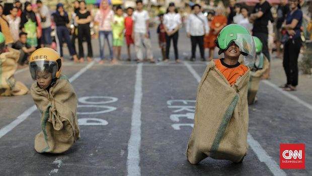 Lomba 17 Agustus 2019 Warga mengikuti lomba permainan tradisional di Manggarai, Jakarta. Sabtu, 17 Agustus 2019. Lomba tersebut dalam rangka merayakan HUT ke-74 Kemerdekaan RI.