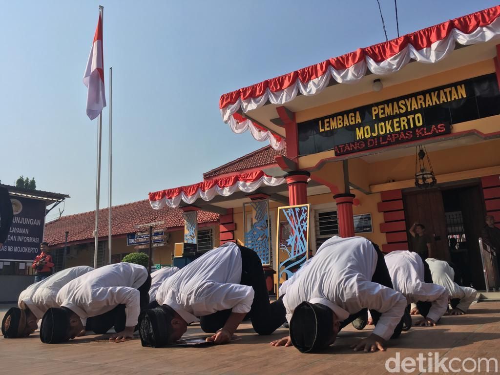 Bebas Usai Dapat Remisi Kemedekaan, 11 Napi Lapas Mojokerto Sujud Syukur Bebas Usai Dapat Remisi Kemedekaan, 11 Napi Lapas Mojokerto Sujud Syukur