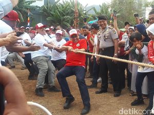 Meriahkan HUT RI, Anies Ikut Lomba Tarik Tambang Bareng Warga