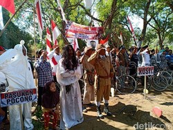 Warga Probolinggo Gelar Upacara HUT RI di Kuburan, Pesertanya Kuntilanak