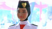 Foto: Salma El Mutafaqqiha, Paskibraka Berhijab Pembawa Baki di HUT ke-74 RI