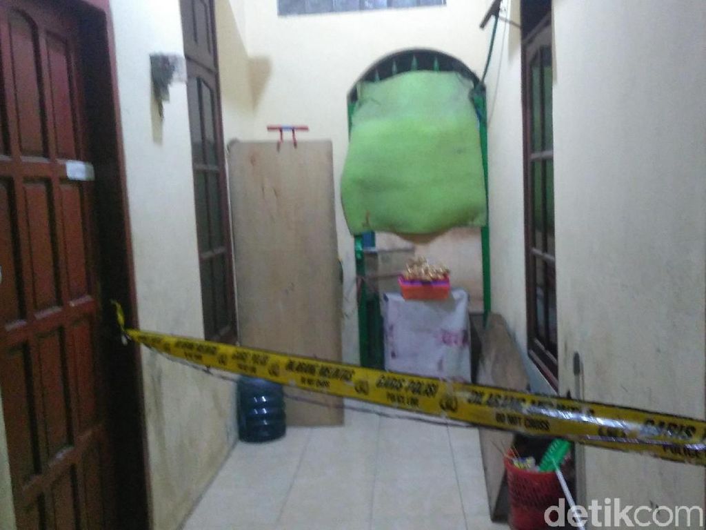 Polisi Amankan Istri dan Anak Pria Penyerang Polsek Wonokromo Polisi Amankan Istri dan Anak Pria Penyerang Polsek Wonokromo