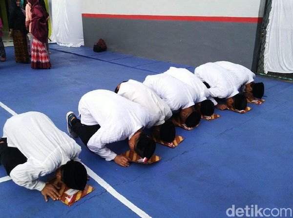 7 Napi Lapas Ciamis Sujud Syukur Usai Bebas di HUT RI