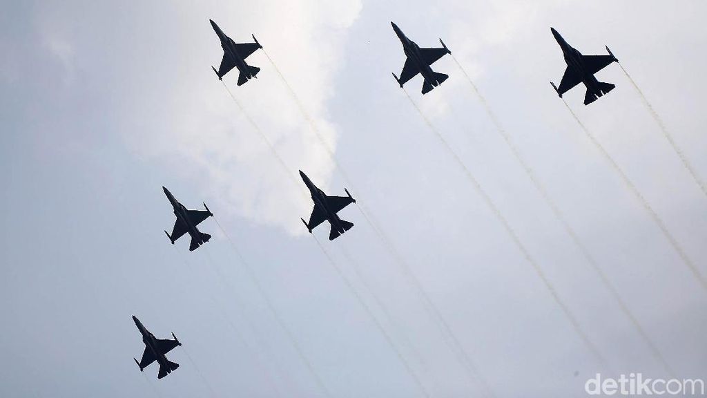 Terpukau Aksi 14 Jet Tempur TNI AU di Hari Kemerdekaan Indonesia