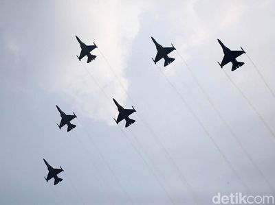 Terpukau Aksi 14 Jet Tempur TNI AU di Hari Kemerdekaan Indonesia