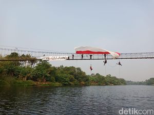 Kibarkan Merah Putih, Pencinta Alam Minta Pencemaran Sungai Ciujung Disetop