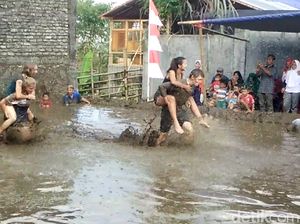 Seru! Bule-bule Ini Lomba Rayakan HUT RI di Kolam Berlumpur