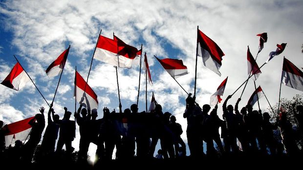 Sejumlah warga membawa bendera merah putih saat mengikuti upacara bendera memperingati HUT ke-74 Kemerdekaan RI di Bukit Tokka, Desa Bontomarannu, Kabupaten Maros, Sulawesi Selatan, Sabtu (17/8/2019). Upacara bendera peringatan hari kemerdekaan RI yang digelar di atas bukit tersebut diikuti ratusan warga dari sejumlah kalangan. ANTARA FOTO/Abriawan Abhe/foc.