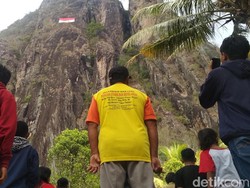 Merah Putih Raksasa Berkibar di Tebing Trenggalek Setinggi 400 Meter