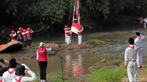 Melihat Khidmatnya Upacara HUT Ke-74 RI di Sungai Ciliwung