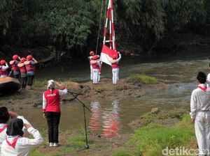 Melihat Khidmatnya Upacara HUT Ke-74 RI di Sungai Ciliwung Melihat Khidmatnya Upacara HUT Ke-74 RI di Sungai Ciliwung