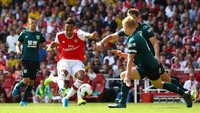 Pierre-Emerick Aubameyang melanjutkan performa sip untuk Arsenal. Dia menjadi salah satu pencetak gol ke gawang Burnley. (Foto: Julian Finney/Getty Images)