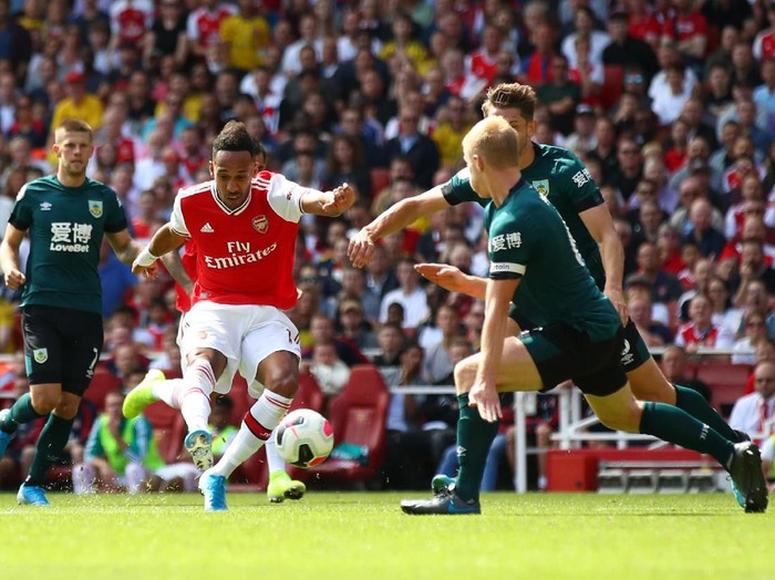 LONDON, ENGLAND - AUGUST 17: Pierre-Emerick Aubameyang of Arsenal scores his teams second goal during the Premier League match between Arsenal FC and Burnley FC at Emirates Stadium on August 17, 2019 in London, United Kingdom. (Photo by Julian Finney/Getty Images)