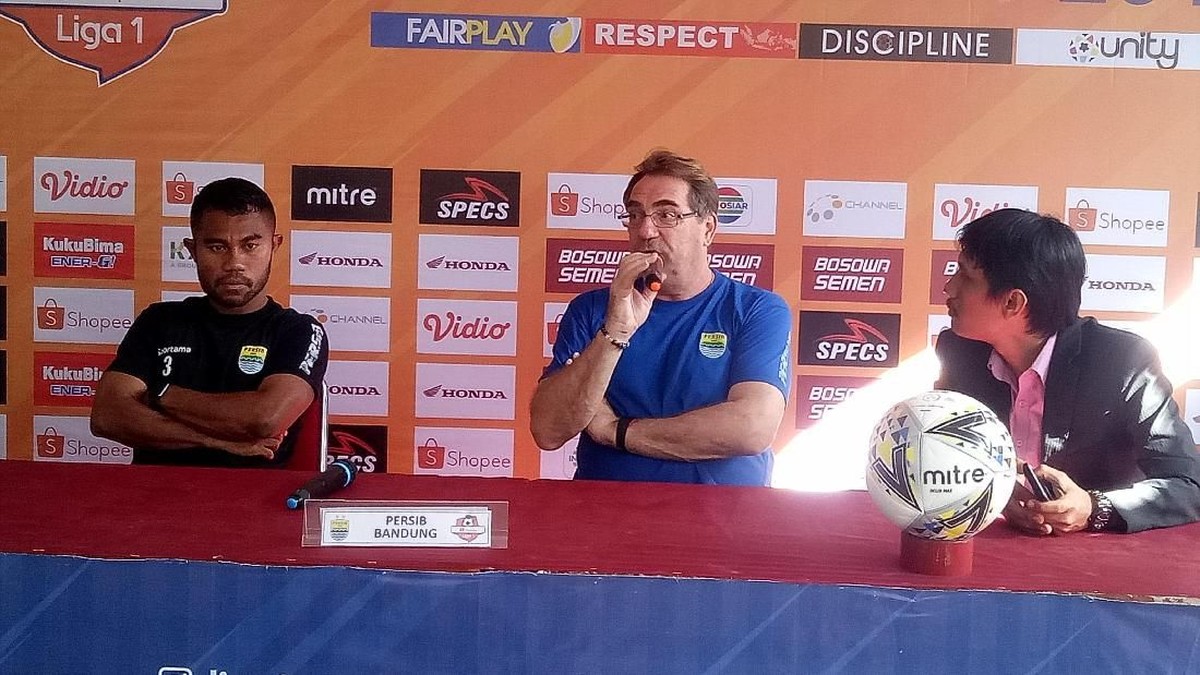 Pelatih Persib Bandung Robert Rene Alberts tak sabar menghadapi mantan klubnya, PSM Makassar. Foto: Ibnu Munsir