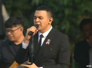 Gundala Putra Petir dan Tulus Hibur Peserta Upacara HUT RI di Istana Gundala Putra Petir dan Tulus Hibur Peserta Upacara HUT RI di Istana