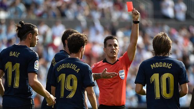 Luka Modric dikartu merah pada babak kedua.