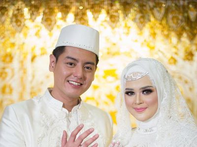 Cantiknya Cut Meyriska dengan Makeup Mata Bold Saat Dinikahi Roger Danuarta