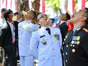 Saat Bupati Anas Lomba Makan Kerupuk Bersama Forpimda