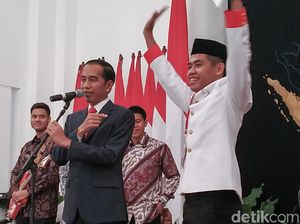 Sapa Paskibraka-Paduan Suara, Jokowi Bagi-bagi Sneakers dan Sepeda