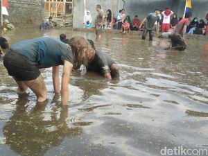 Serunya Bule Belgia Ikut Lomba Tangkap Lele di Banyumas