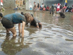 Serunya Bule Belgia Ikut Lomba Tangkap Lele di Banyumas