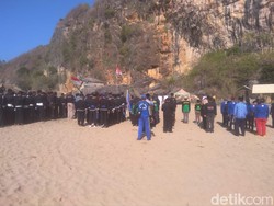 Saat Warga Pacitan Upacara di Hamparan Pasir Lalu Bersih-bersih Pantai