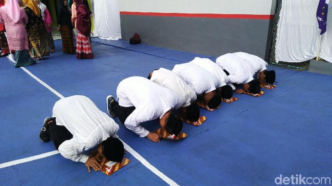 Bebas di HUT RI, 7 Napi Lapas Ciamis Sujud Syukur