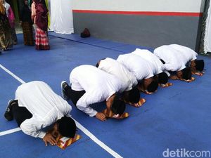 Bebas di HUT RI, 7 Napi Lapas Ciamis Sujud Syukur