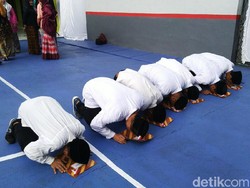 Bebas di HUT RI, 7 Napi Lapas Ciamis Sujud Syukur