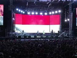 Tak Cuma NIKI, Rich Brian Bawa Merah Putih Raksasa ke Panggung di LA