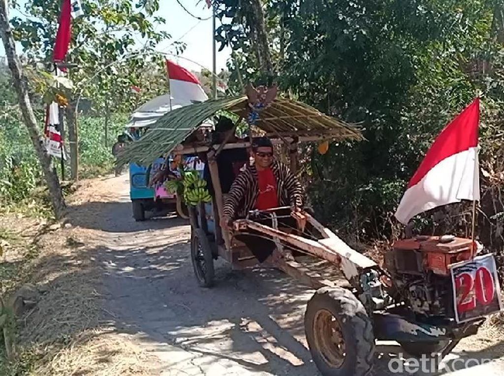 Cara Unik Petani Magetan Sambut HUT RI, Konvoi di Sawah Pakai Traktor