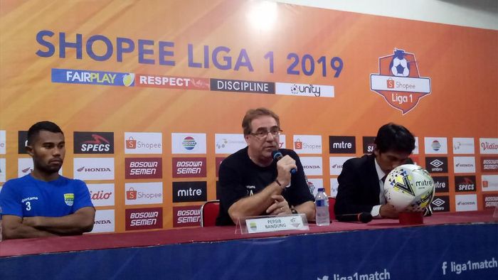 Pelatih Persib Bandung, Robert Rene Alberts, mengakui timnya lambat merespons saat dikalahkan PSM Makassar dalam lanjutan Liga 1 (Foto: detikSport/Ibnu Munsir)