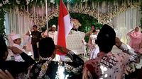 Nasionalis Banget! Pasangan Ini Upacara Bendera Lalu Menikah