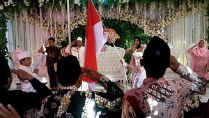 Nasionalis Banget! Pasangan Ini Upacara Bendera Lalu Menikah