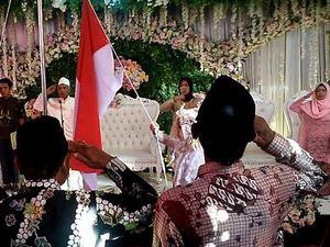Nasionalis Banget! Pasangan Ini Upacara Bendera Lalu Menikah